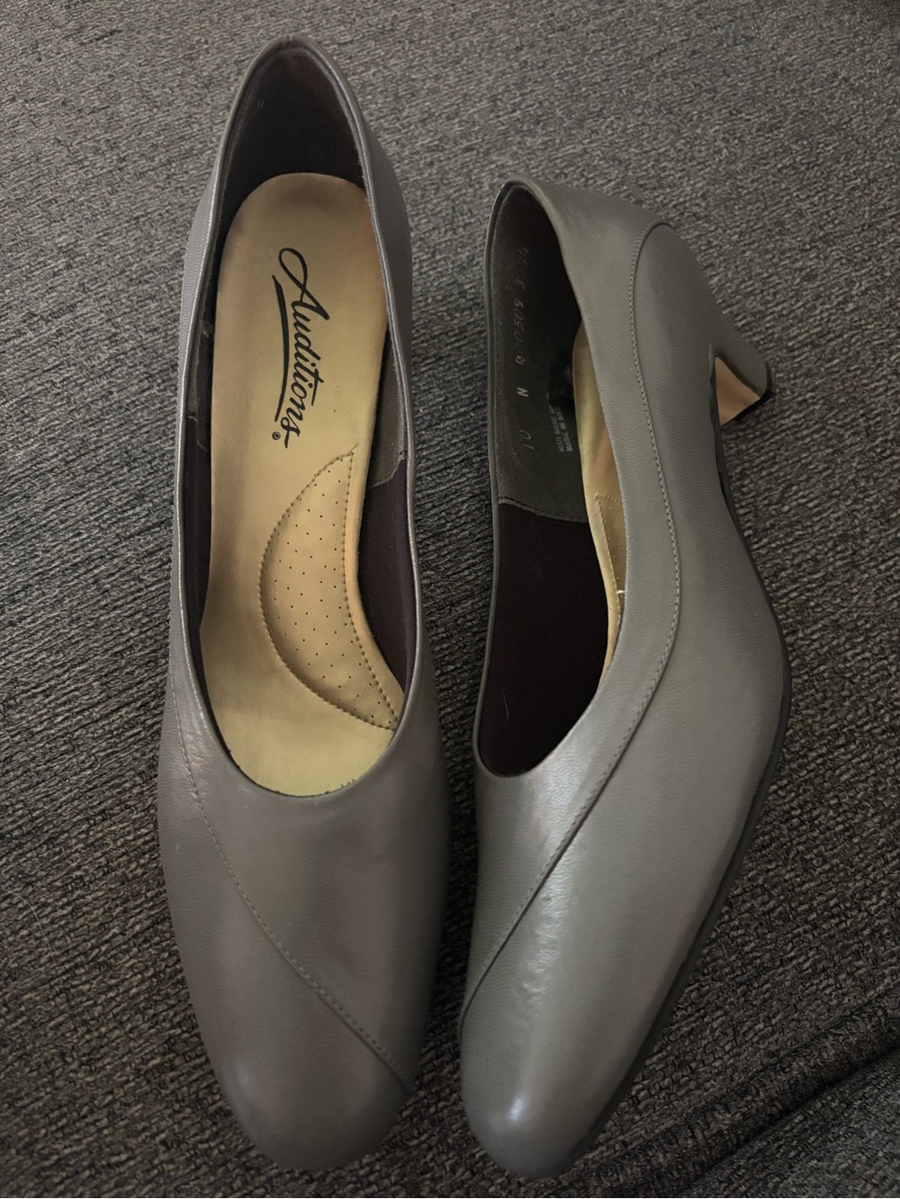 Auditions Gray Leather Mid Heel Pump